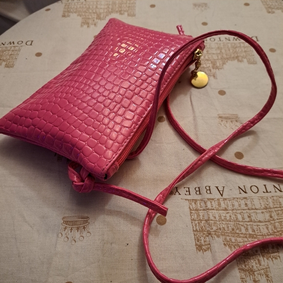 Vibrant Pink Textured Crossbody Bag with Zipper Closure - Picture 1 of 7